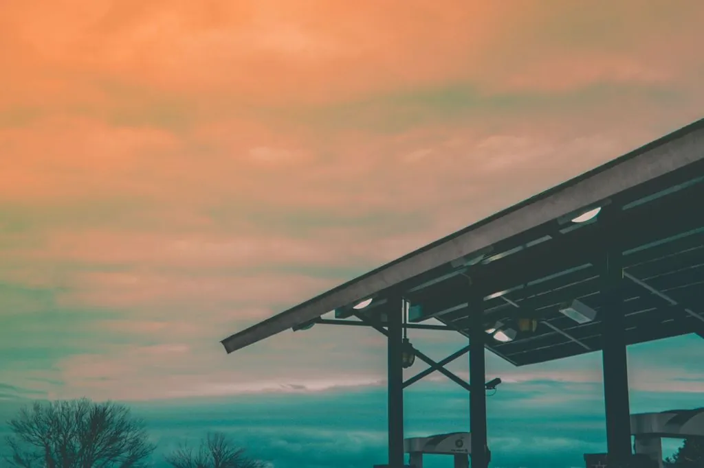 Techo de una estación de combustible al atardecer